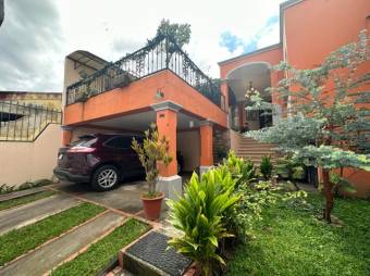 Se vende espaciosa casa con amplias zonas verdes en San Vicente de Moravia 24-864