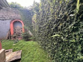 Se vende espaciosa casa con amplias zonas verdes en San Vicente de Moravia 24-864