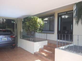 Se vende espaciosa casa con patio y terraza en condominio de Real Pereira de Santa Ana 24-570