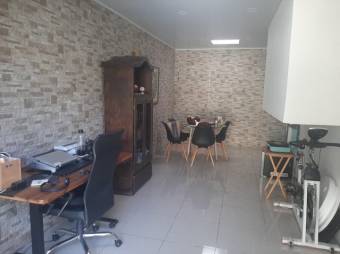 Se vende espaciosa casa con patio y terraza en condominio de Real Pereira de Santa Ana 24-570