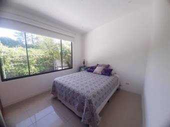 Se vende espaciosa casa con patio y terraza en condominio de Real Pereira de Santa Ana 24-570