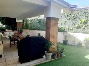 Se vende espaciosa casa con patio y terraza en condominio de Real Pereira de Santa Ana 24-570