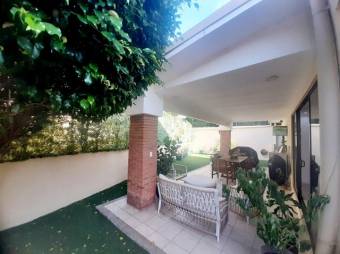 Se vende espaciosa casa con patio y terraza en condominio de Real Pereira de Santa Ana 24-570