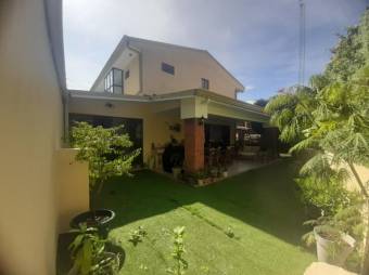 Se vende espaciosa casa con patio y terraza en condominio de Real Pereira de Santa Ana 24-570