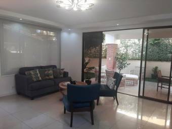 Se vende espaciosa casa con patio y terraza en condominio de Real Pereira de Santa Ana 24-570