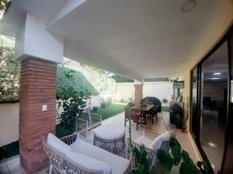 Se vende espaciosa casa con patio y terraza en condominio de Real Pereira de Santa Ana 24-570