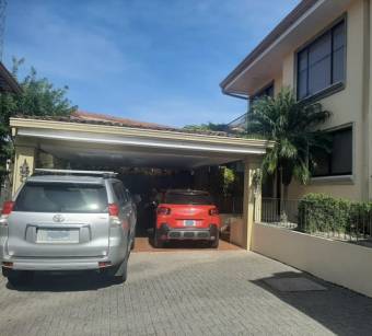 Se vende espaciosa casa con patio y terraza en condominio de Real Pereira de Santa Ana 24-570