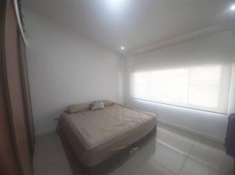 Se vende espaciosa casa con patio y terraza en condominio de Real Pereira de Santa Ana 24-570