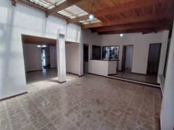 Se vende espaciosa casa para inversión en Zapote de San José 23-305