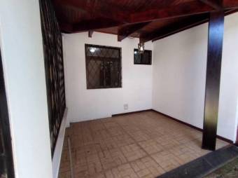 Se vende espaciosa casa para inversión en Zapote de San José 23-305