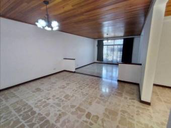 Se vende espaciosa casa para inversión en Zapote de San José 23-305