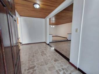 Se vende espaciosa casa para inversión en Zapote de San José 23-305