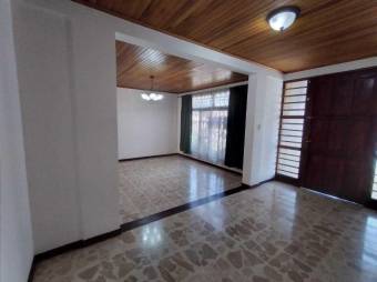 Se vende espaciosa casa para inversión en Zapote de San José 23-305