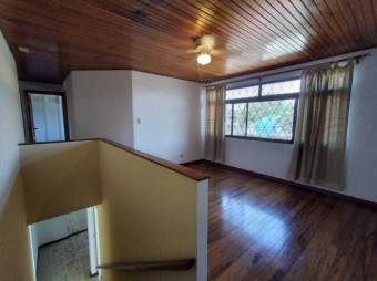 Se vende espaciosa casa para inversión en Zapote de San José 23-305