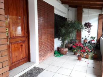 Se vende espaciosa casa con patio y amplio rancho en San Vicente de Moravia 23-1503