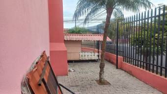 Se vende espaciosa casa con patio y terraza en San Vicente de Moravia 24-428