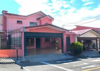 Se vende espaciosa casa con patio y terraza en San Vicente de Moravia 24-428