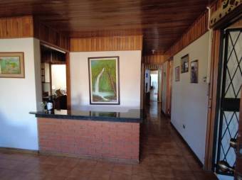 Se vende espaciosa casa con patio y terraza en San Vicente de Moravia 23-2046