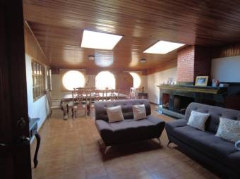 Se vende espaciosa casa con patio y terraza en San Vicente de Moravia 23-2046