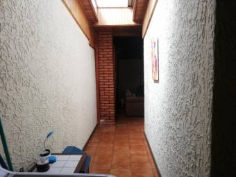 Se vende espaciosa casa con patio y terraza en San Vicente de Moravia 23-2046