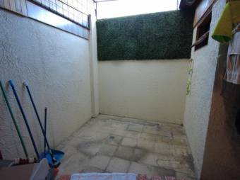 Se vende espaciosa casa con patio y terraza en San Vicente de Moravia 23-2046