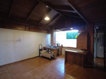 Se vende espaciosa casa con patio y terraza en San Vicente de Moravia 23-2046