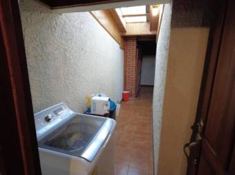 Se vende espaciosa casa con patio y terraza en San Vicente de Moravia 23-2046