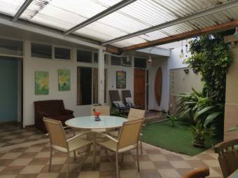 Se vende amplia casa con terraza en San José Centro 23-1548