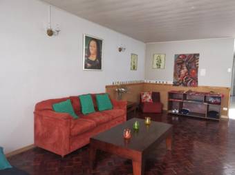 Se vende amplia casa con terraza en San José Centro 23-1548