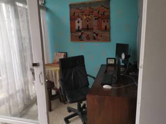 Se vende amplia casa con terraza en San José Centro 23-1548