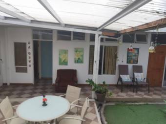 Se vende amplia casa con terraza en San José Centro 23-1548