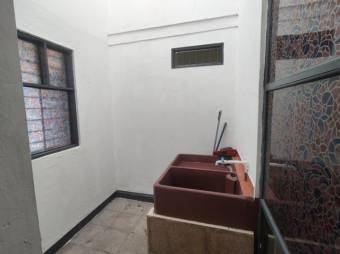 Se vende espaciosa casa con patio ubicada en Zapote de San José 24-1102