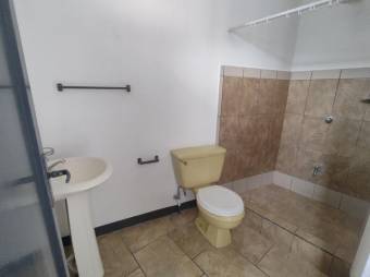 Se vende espaciosa casa con patio ubicada en Zapote de San José 24-1102