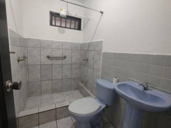 Se vende espaciosa casa con patio ubicada en Zapote de San José 24-1102