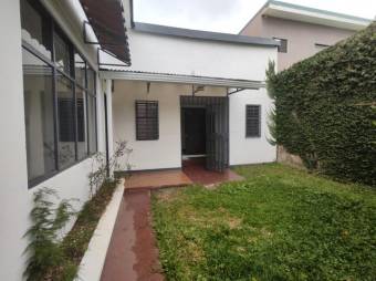 Se vende espaciosa casa con patio ubicada en Zapote de San José 24-1102