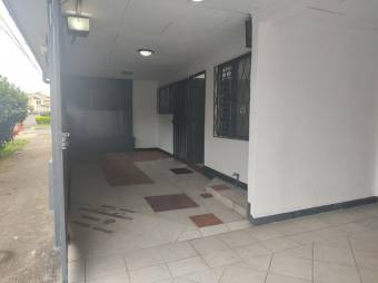 Se vende espaciosa casa con patio ubicada en Zapote de San José 24-1102