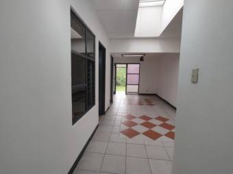 Se vende espaciosa casa con patio ubicada en Zapote de San José 24-1102