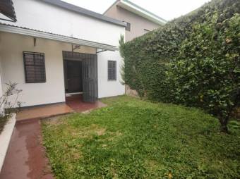 Se vende espaciosa casa con patio ubicada en Zapote de San José 24-1102