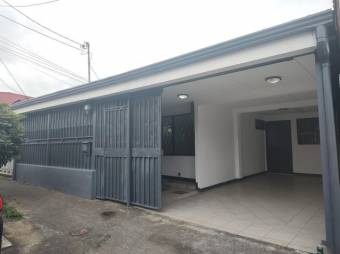 Se vende espaciosa casa con patio ubicada en Zapote de San José 24-1102