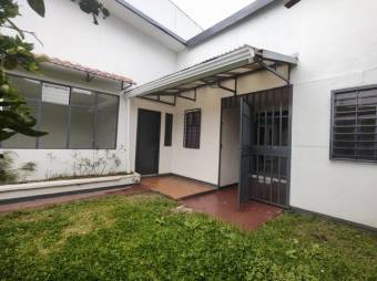 Se vende espaciosa casa con patio ubicada en Zapote de San José 24-1102