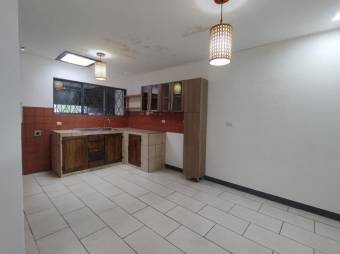 Se vende espaciosa casa con patio ubicada en Zapote de San José 24-1102