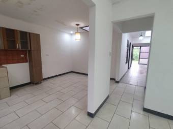 Se vende espaciosa casa con patio ubicada en Zapote de San José 24-1102