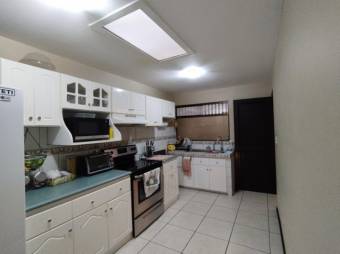 Se vende espaciosa casa con terraza y lindos acabados en San Vicente de Moravia 24-603 