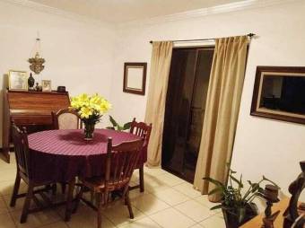 Se vende espaciosa casa con patio en residencial de San Rafael de Escazú 24-924