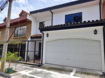 Se vende espaciosa casa con patio en residencial de San Rafael de Escazú 24-924