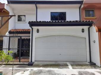 Se vende espaciosa casa con patio en residencial de San Rafael de Escazú 24-924