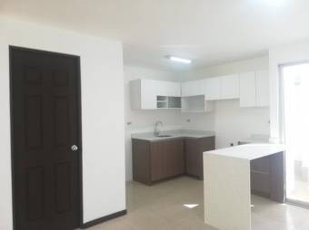 Se vende espacioso apartamento con terraza en condominio de Mata Redonda 23-2300