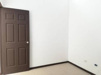 Se vende espacioso apartamento con terraza en condominio de Mata Redonda 23-2300