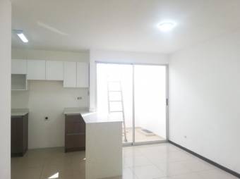 Se vende espacioso apartamento con terraza en condominio de Mata Redonda 23-2300