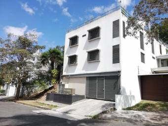 Se vende espacioso apartamento con terraza en condominio de Mata Redonda 23-2300